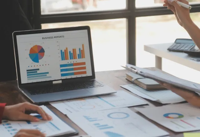 Profesional trabajando en una estrategia de marketing digital