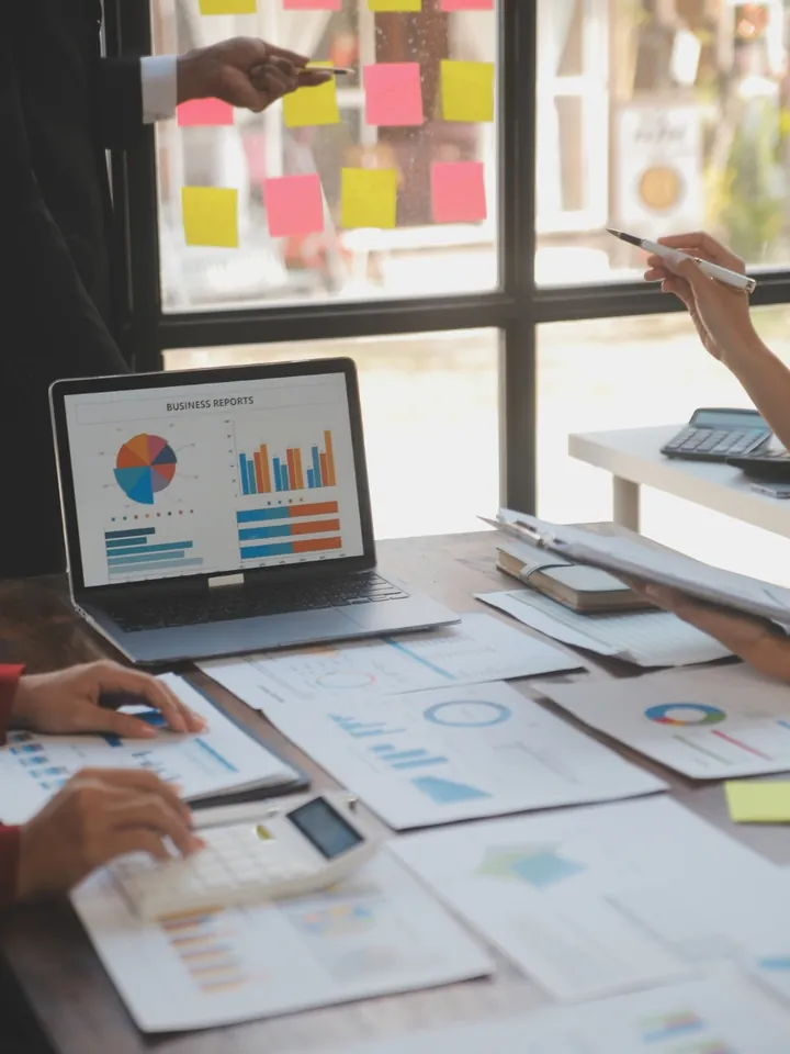 Profesional trabajando en una estrategia de marketing digital